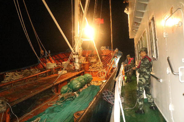江苏海警9小时接力救助受伤渔民
